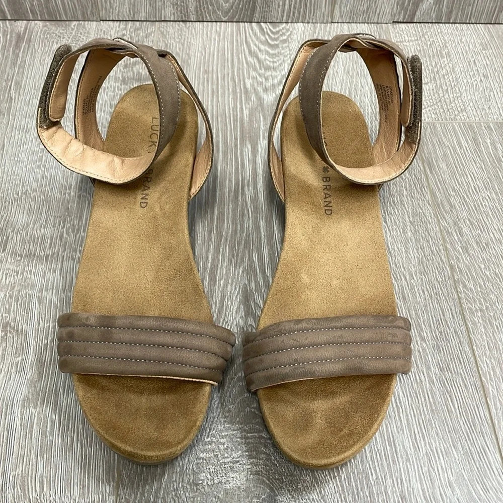 Lucky Brand Kellio Leather Ankle Strap Wedge Sandal Taupe Brown 6.5M